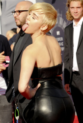 Miley Cyrus - 2014 MTV Video Music Awards in Los Angeles, August 24, 2014 - 350xHQ Qdue38ei