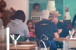 Justin Bieber - Seen out with Jazmyn in Los Angeles, California (2015.04.23) - 24xHQ QufR8yxc