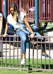 Jessica Alba - Jessica and her family spent a day in Coldwater Park in Los Angeles (2015.02.08.) (196xHQ) QxLupfSl