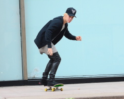 Justin Bieber - Justin Bieber - Skating in New York City (2014.12.28) - 41xHQ RamAX4rv