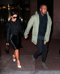 Kim Kardashian and Kanye West - Out and about in New York City, 8 января 2015 (54xHQ) RkEDdGGO