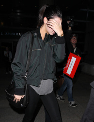 Kendall Jenner - Arriving at LAX airport, 2 января 2015 (55xHQ) RuI3VfGj