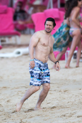 Mark Wahlberg - and his family seen enjoying a holiday in Barbados (December 26, 2014) - 165xHQ RuNOWyvk