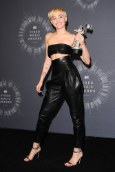 Miley Cyrus - 2014 MTV Video Music Awards in Los Angeles, August 24, 2014 - 350xHQ SKN99SzX
