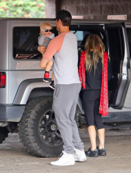 Josh Duhamel and Fergie - out and about with their son in Bentwood - December 7, 2014 - 21xHQ SUHF5YtQ