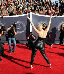 Miley Cyrus - 2014 MTV Video Music Awards in Los Angeles, August 24, 2014 - 350xHQ SaaBm2bv