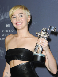 Miley Cyrus - 2014 MTV Video Music Awards in Los Angeles, August 24, 2014 - 350xHQ Ss4LIOOM