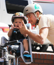 Josh Duhamel - Josh Duhamel - Out for lunch with his son in Santa Monica - April 27, 2015 - 30xHQ T2U3j6iS