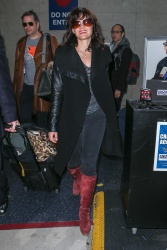 Carla Gugino - Arrives in LAX Airport - February 20, 2015 (12xHQ) T8TelTmB