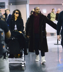 Kim Kardashian - At JFK Airport in New York City with Kanye West (2015. 02. 09) (44xHQ) TH3AHYdw