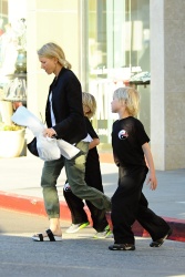 Naomi Watts - Taking her son to Karate class in LA - February 25, 2015 (20xHQ) TtOUaY7l