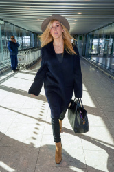 Ellie Goulding - at Heathrow airport in London -March 4, 2015 (3xHQ) U74KHkK9