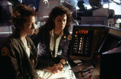 Ian Holm, Sigourney Weaver - постеры и промо стиль к фильму "Alien (Чужой)", 1979 (70хHQ) UDY2a24s