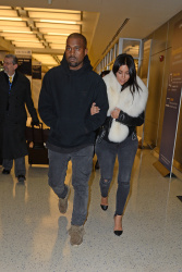 Kanye West - Kim Kardashian и Kanye West - Arriving at JFK airport in New York, 7 января 2015 (63xHQ) Uxkp0DBt