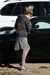 Ashley Tisdale - Leaving pilates class in Studio City, 16 января 2015 (14xHQ) VBfSqLl4