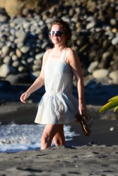Geri Halliwell - At the Beach in St. Lucia, 3 января 2015 (19xHQ) VYJskkeu