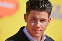 Nick Jonas - 28th Annual Kids' Choice Awards, Inglewood, 28 марта 2015 (83xHQ) VlnFIzDO