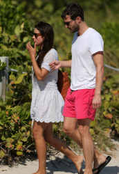 Jamie Dornan - At the beach with his girlfriend, Amelia Warner in Miami - January 17, 2013 - 25xHQ WIZ7WONC