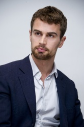 Theo James - Theo James - Insurgent press conference portraits by Magnus Sundholm (Beverly Hills, March 6, 2015) - 14xHQ X4ydKQXF