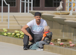 Josh Duhamel - Josh Duhamel - Park with his son in Santa Monica (2015.05.26) - 25xHQ Xh9HNosf