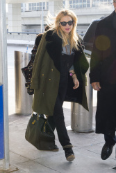 Kate Hudson - at JFK airport in NYC - February 19, 2015 (16xHQ) Yci3eZ3I