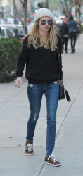 Emma Roberts - Out and about in Beverly Hills, 12 января 2015 (23xHQ) YfM8KeJt