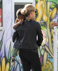 Charlize Theron - is spotted out and about with her son Jackson, 7 января 2015 (15xHQ) Z47mFcEm
