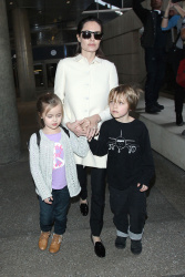 Angelina Jolie - LAX Airport - February 11, 2015 (185xHQ) ZNq9Wdvl