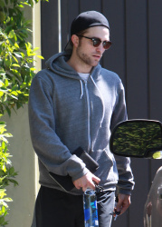 Robert Pattinson - Robert Pattinson - was spotted heading out after another session with his personal trainer - April 6, 2015 - 14xHQ ZhXAzzzF